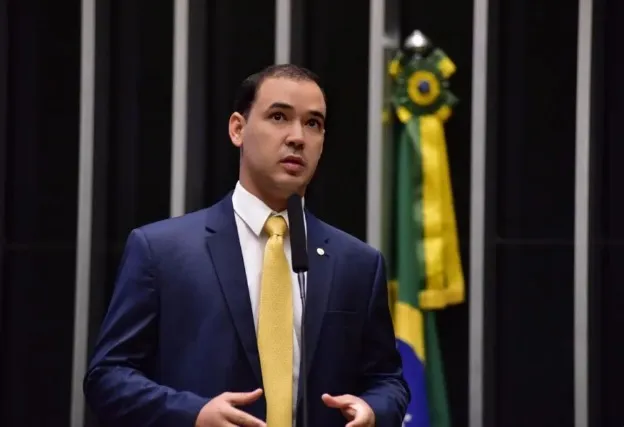 Vicentinho Júnior assume cargo de secretário extraordinário no governo