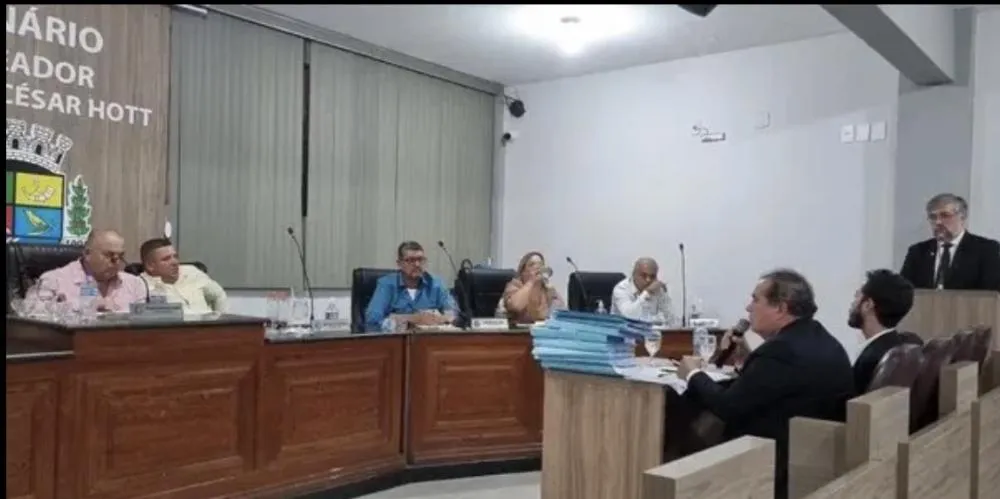 Câmara cassa mandato da prefeita Cíntia de Matos em Reduto após julgamento político